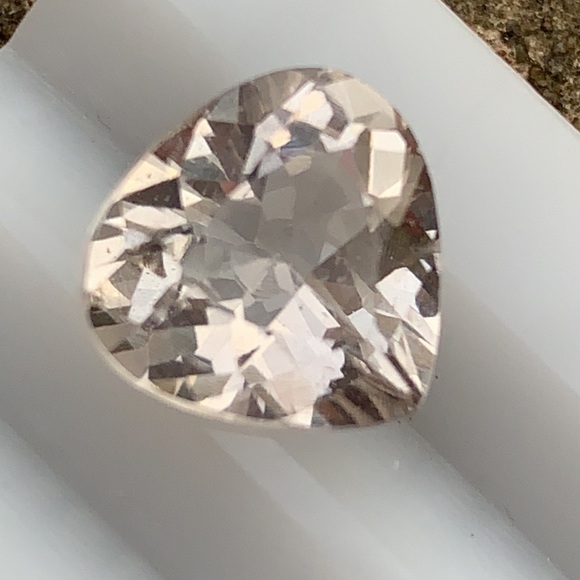 4.35 Carats Imperial Natural Topaz Cut Stone from Skardu Pakistan - Picture 4 of 16